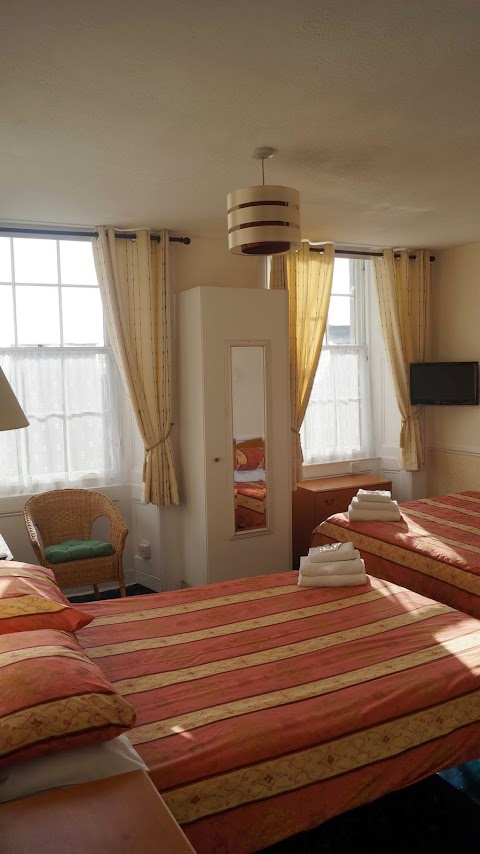 Hampton Court Guesthouse - book direct for best rates price match guarantee.