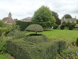 National Trust - The Courts Garden