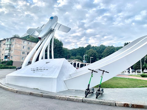 Пам'ятник льотчикам-визволителям міста