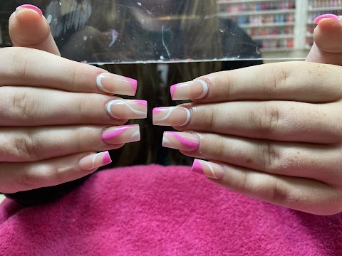 Pink n White Nails Bar