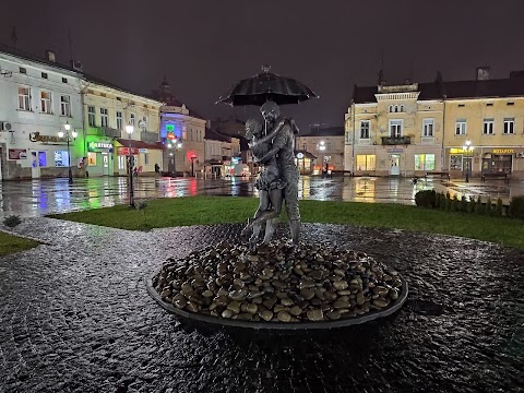 "Закохана пара під дощем", фонтан-скульптура