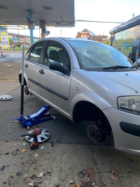 mobile tyre fitting / MOT STATION FIVESTAR GARAGE LTD