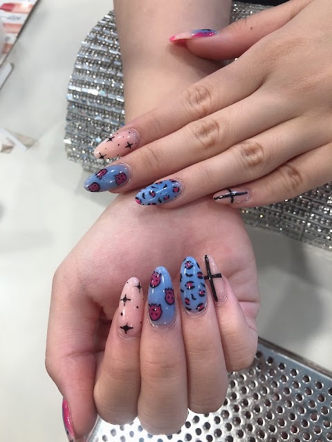 Hollywood Nails