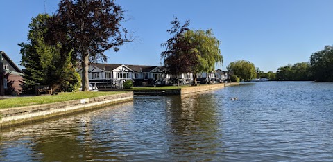 King Line Cottages - Riverside Holiday Homes