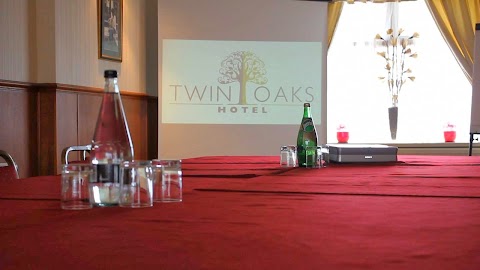 Twin Oaks Hotel