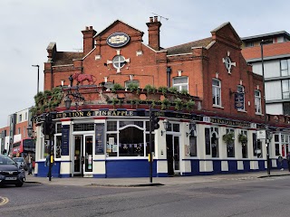 The Red Lion & Pineapple - JD Wetherspoon