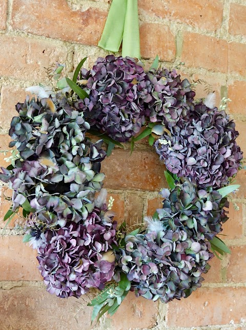 Rose-tinted dried flowers