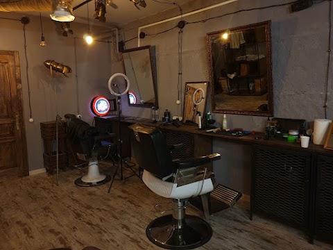 FIRST BARBERSHOP - Чоловіча перукарня