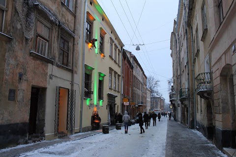 Пам'ятник винахідникам гасової лампи - Ігнатію Лукасевичу та Яну Зегу