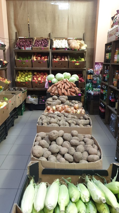 Магазин фрукти овочі