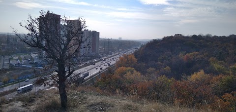 Місце для пікніка з видом на трасу