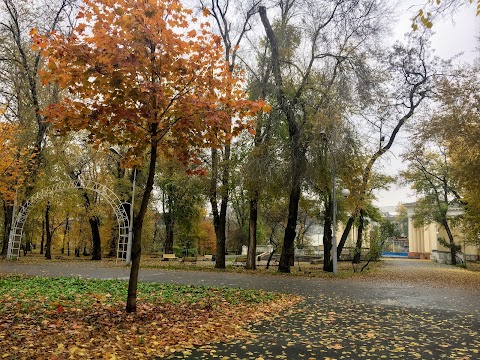 Колонада центрального входу в парк ім. Глоби