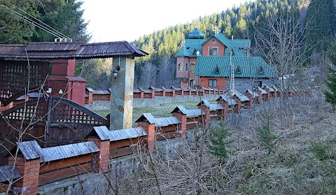 Садиба на гуцульській полонині