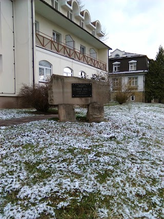 Пам'ятний знак на місці садиби родини Біласів