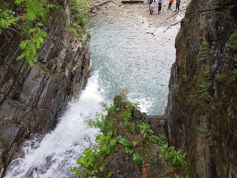 Бухтівецький та Крапельковий водоспади