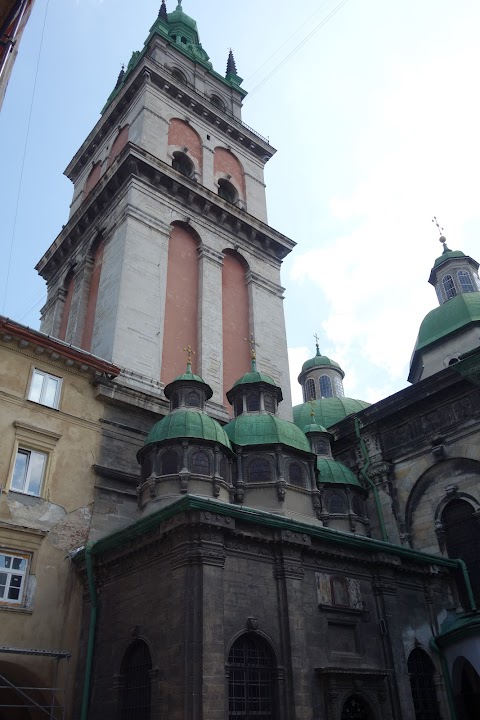 Успенська церква, вежа Корнякта і каплиця трьох Святителів ПЦУ