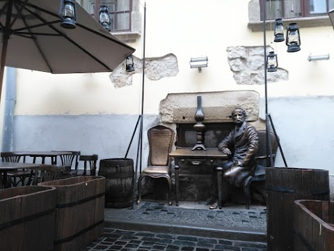 Пам'ятник винахідникам гасової лампи - Ігнатію Лукасевичу та Яну Зегу