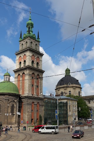 Успенська церква, вежа Корнякта і каплиця трьох Святителів ПЦУ