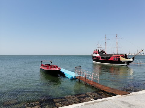 Морские прогулки на пиратской шхуне Бердянск