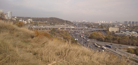 Місце для пікніка з видом на трасу