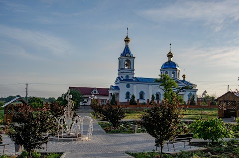 Нечаянський парк. Біля храму Святого Преображення Господнього