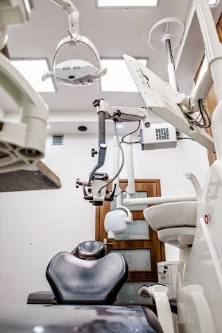 DM Dentalceramic - Stomatologia i Protetyka