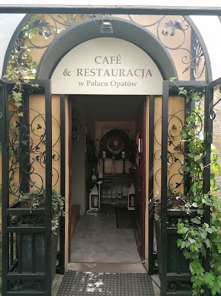 Restauracja w Pałacu Opatów