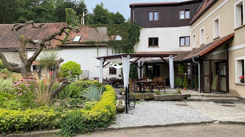 Ślężański Młyn Restauracja, Hotel, Stadnina koni