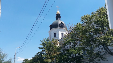 Братський монастир ПЦУ. Трапезна з церквою св. Духа