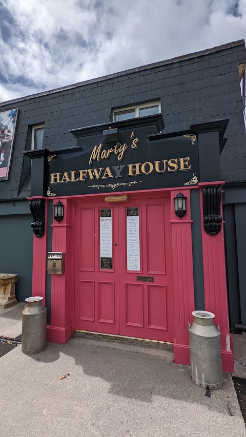 Marty's Halfway House - Bar and Guest Accommodation