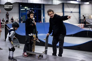 SKATEBOARD SCHOOL