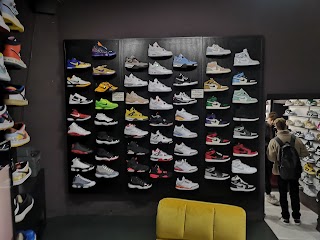 MR KICKS Authentic Sneaker Store