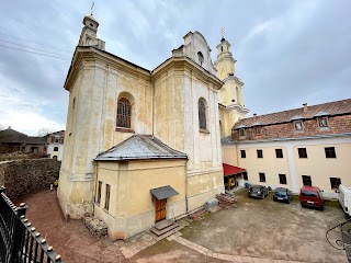 Церква Воздвиження Чесного Хреста та колегіум ім.св.Йосафата Кунцевича