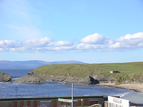 Private Self-Catering Apartment with Balcony @ Bundoran Beach - Sleeps 7 & Baby