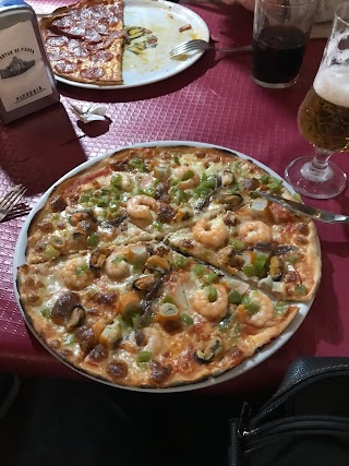 Restaurante y Pizzería El Porton de Piedra junto a las plantas de hormigon