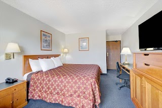 Super 8 by Wyndham Sanford Kennebunkport Area