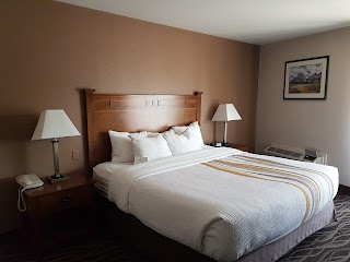 Cedar Street Hotel & Suites