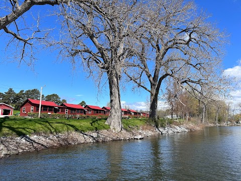 Henry's Sportsman's Cottages