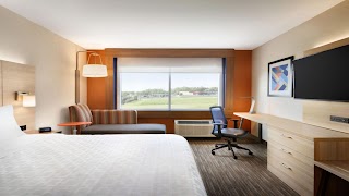 Holiday Inn Express & Suites Woodbridge, an IHG Hotel