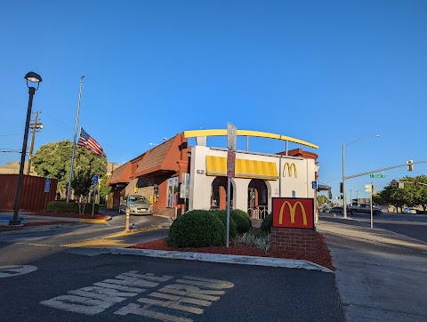 Photo of McDonald's - 900 9th Street, Modesto, CA 95354, USA