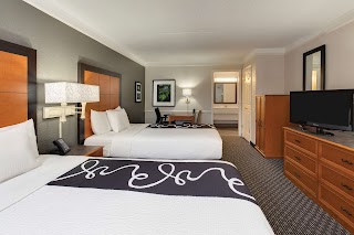 La Quinta Inn & Suites by Wyndham DFW Airport South / Irving