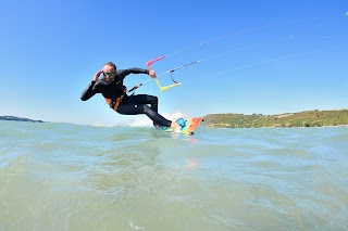 Kite's Cool école de kitesurf et wingfoil Bretagne , super école située en face du spot