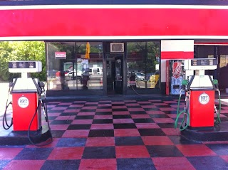 Bob's Full Service Station