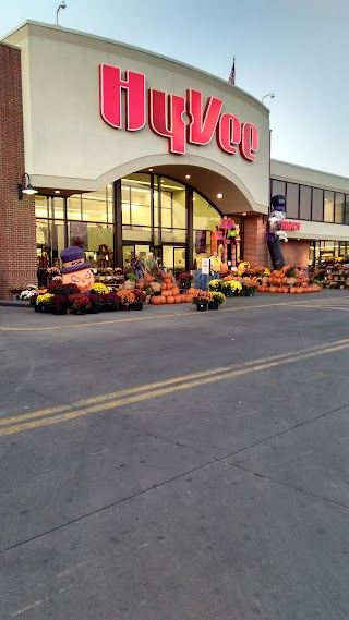 Hy-Vee Grocery Store