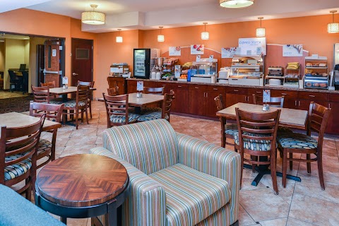 Holiday Inn Express & Suites Portland-Jantzen Beach, an IHG Hotel