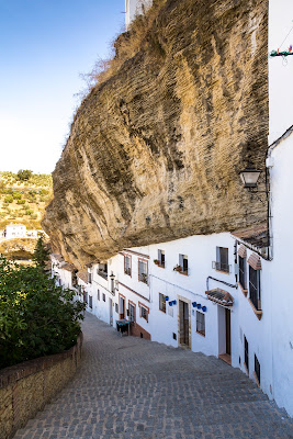 Roca sobre una calle en Setenil