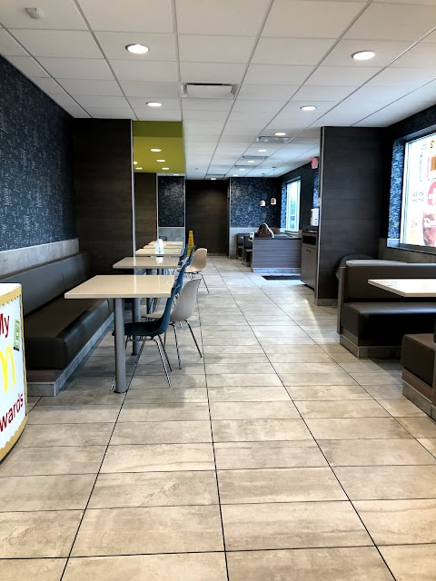 Photo of McDonald's - 2400 North Main Street, Hubbard, OH 44425, USA