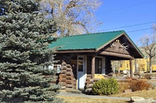 Twin Pines Lodge & Cabins