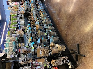 Woofs & Waves Pet & Aquarium Supply Store