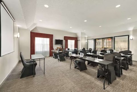 Country Inn & Suites by Radisson, Kansas City at Village West, KS